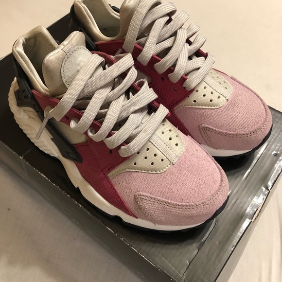 Woman’s Nike huaraches - Picture 3 of 3